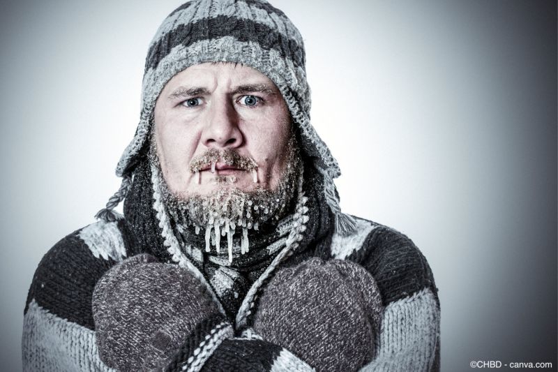 Mann in Winterklamotten friert