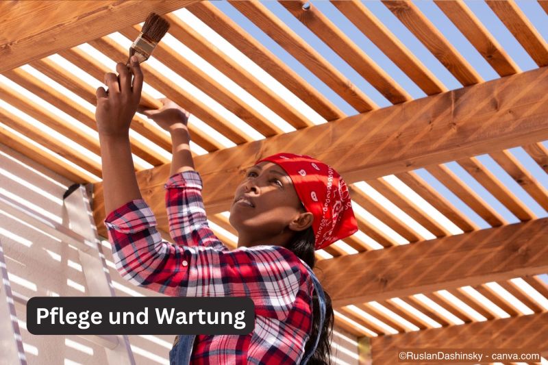 Frau versiegelt Holz-Pergola mit Lack