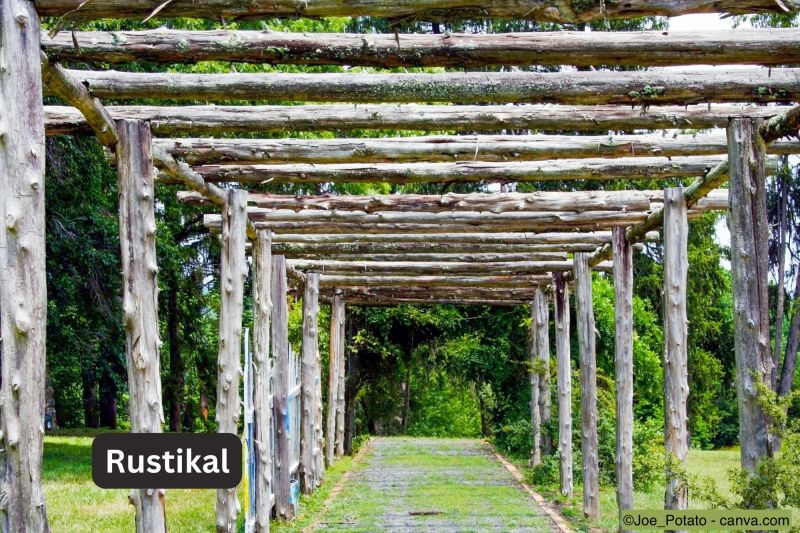 Rustikale Holz-Pergola aus unbehandelten Baumstämmen