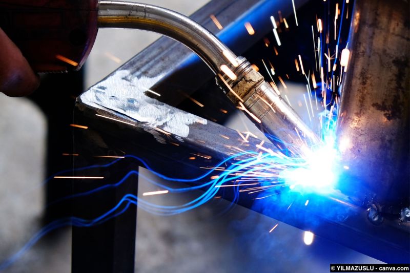 Schweissen eines rechteckigen Stahlprofils für das Grundgerüst einer Outdoor-Küche