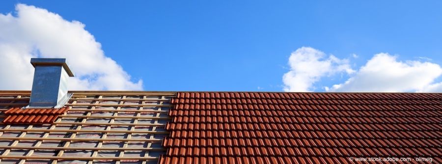 Un couvreur prépare la rénovation du toit