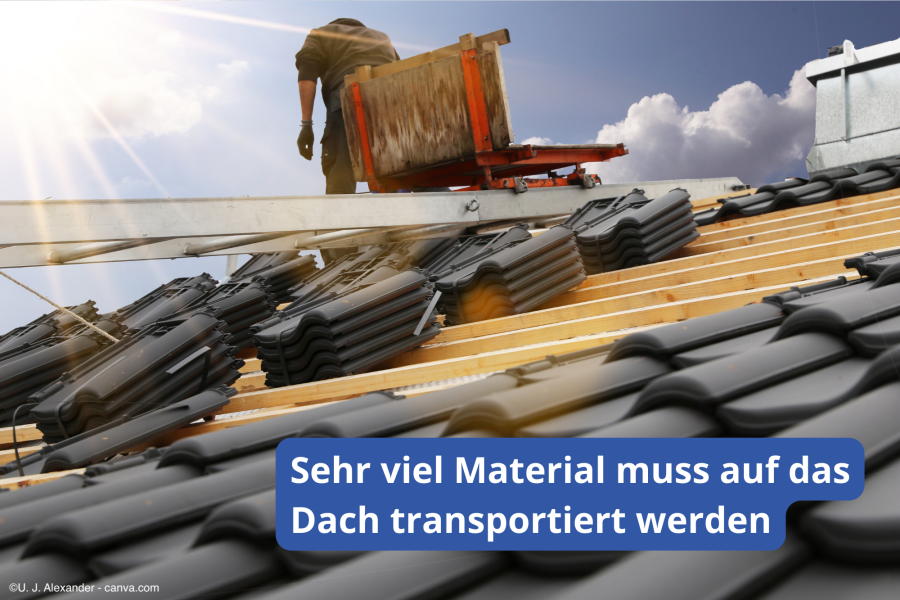 Stapel Dachziegel auf dem Dach, Material wird per Kran nach oben transportiert