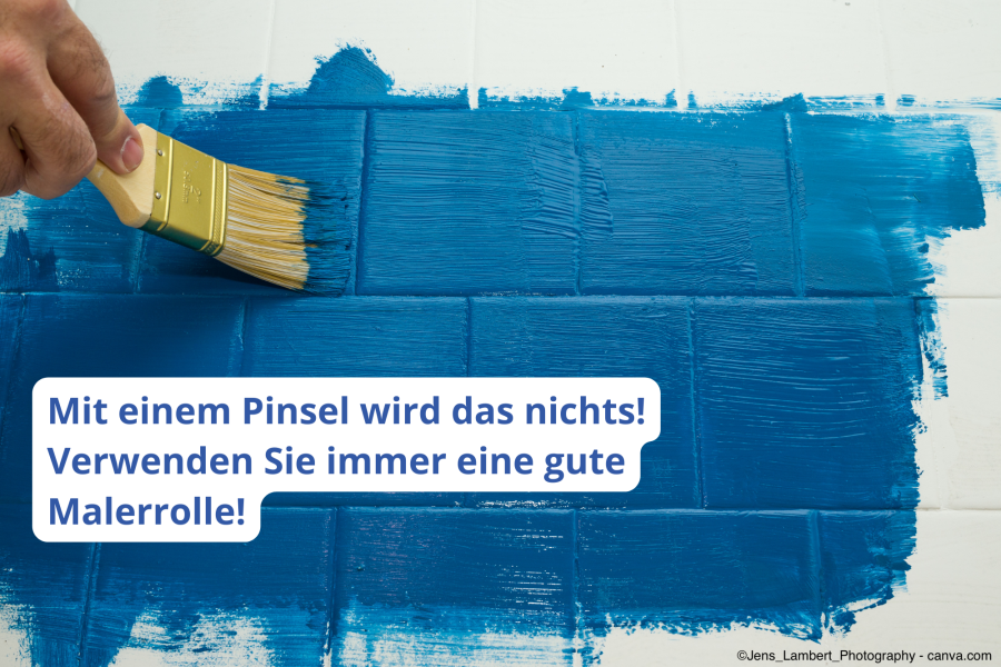 Weisse Bodenfliesen werden blau gestrichen, um sie aufzufrischen 