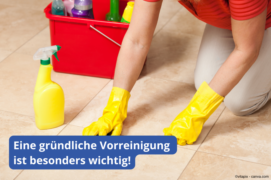 Frau, die mit gelben Handschuhen Bodenfliesen von Hand reinigt