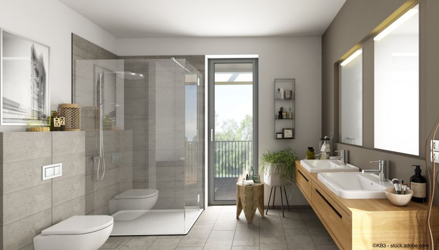 Modernes Badezimmer mit Balkonzugang nach der Sanierung
