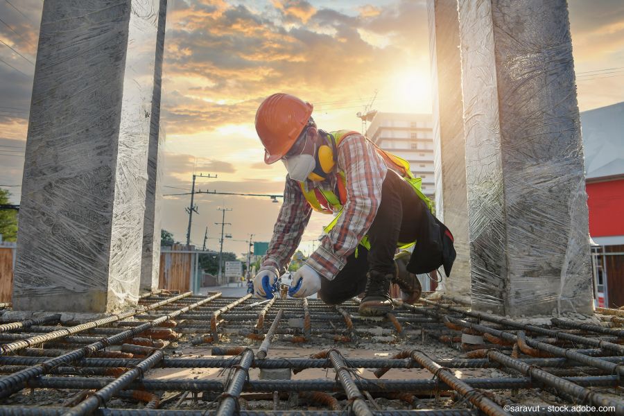 Bauarbeiter erstellt Betonfundament eines Hauses