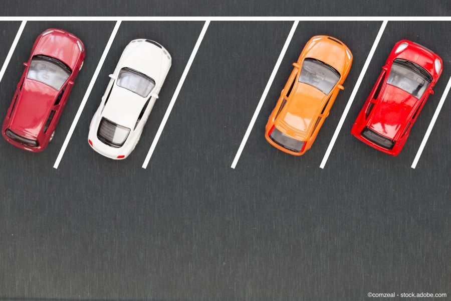 Un parking avec des voitures vu du ciel