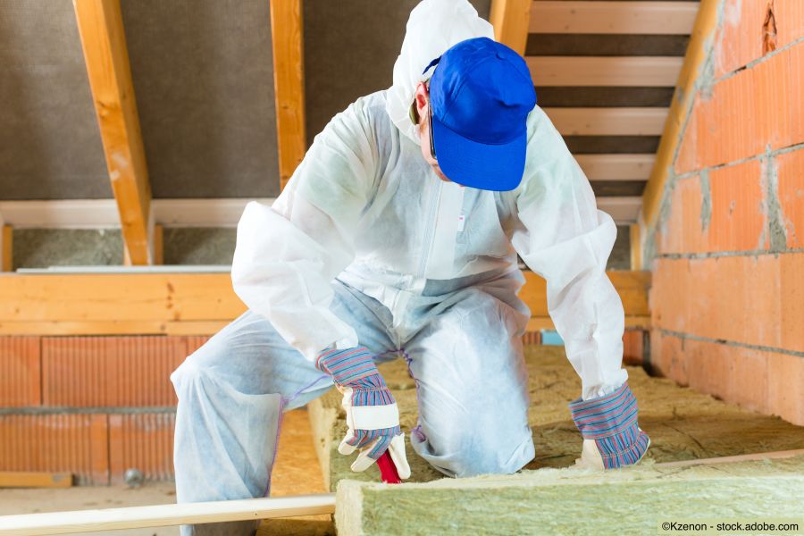 Handwerker isoliert einen Estrich