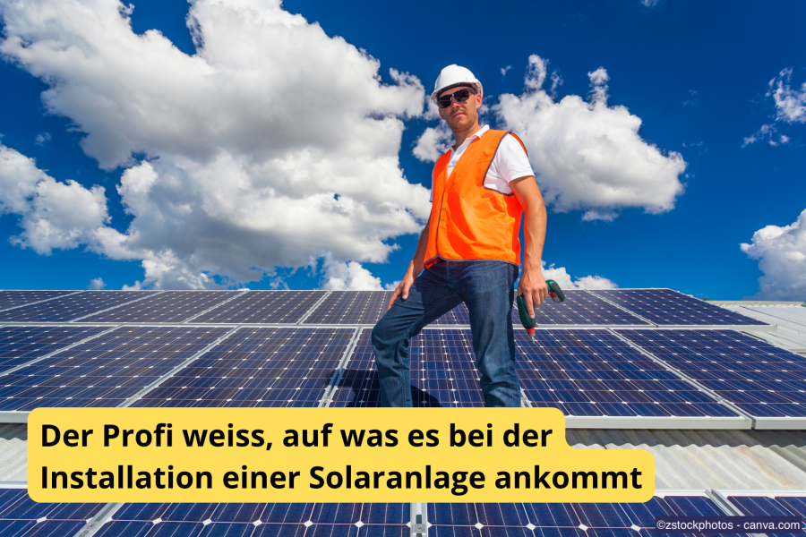 Solarteur steht auf einem Dach und installiert Solarpanels