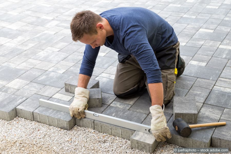 Handwerker bei Pflasterarbeiten