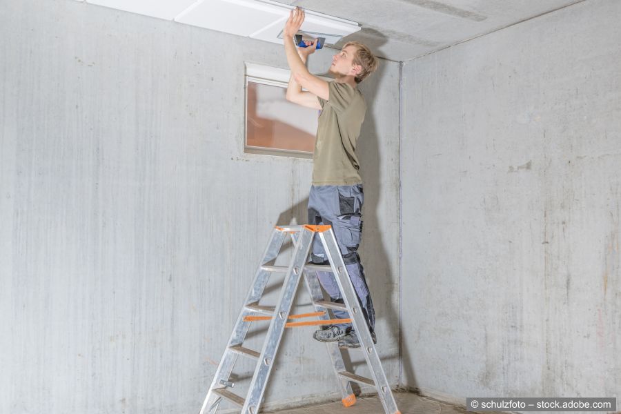 Professioneller Kellerbauer verkleidet Betonwände