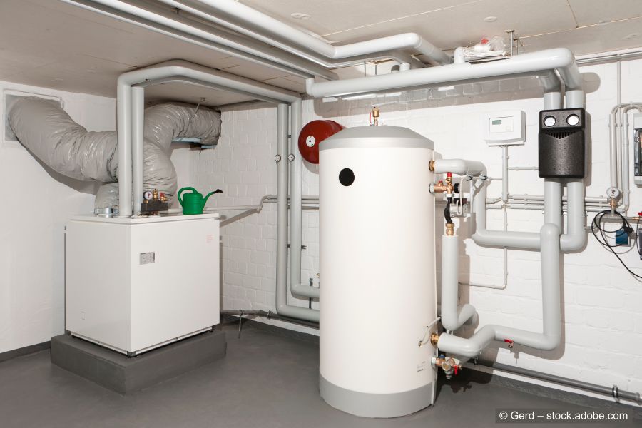 Grosser Öltank in einem Kellerraum