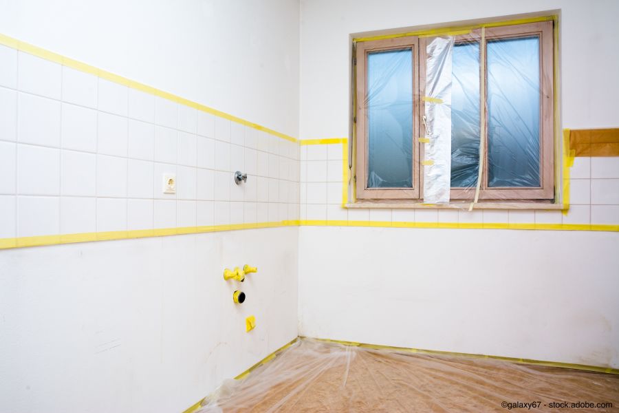 Küche mit Folie abgeklebt als Vorbereitungsmassnahme für das Streichen