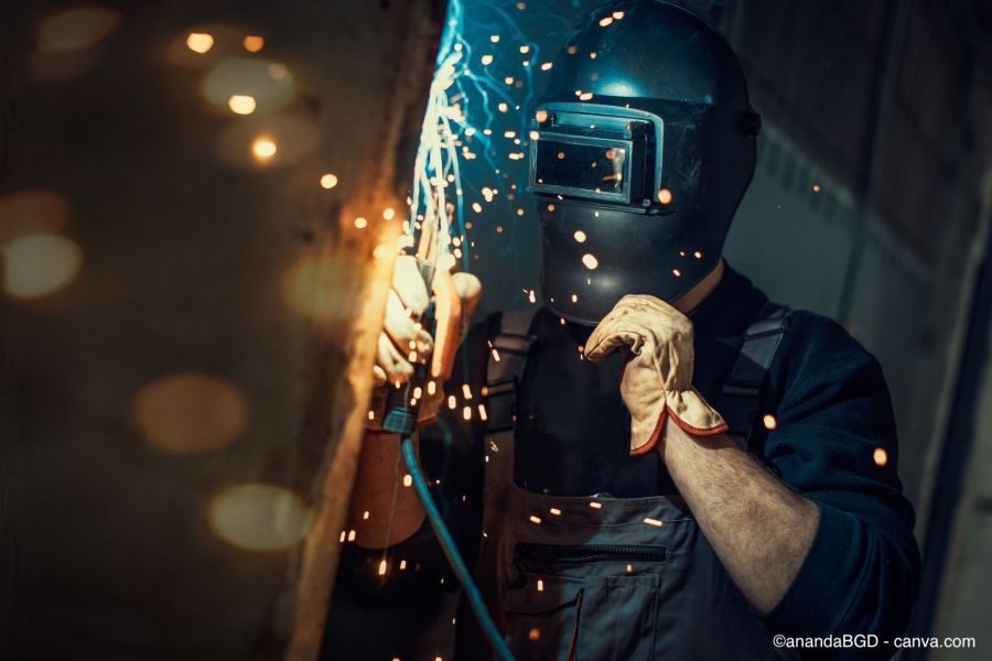 Fachmann schweisst Messing