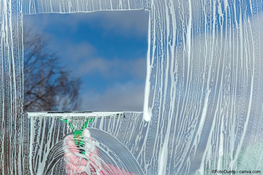 Fenster wird gereinigt