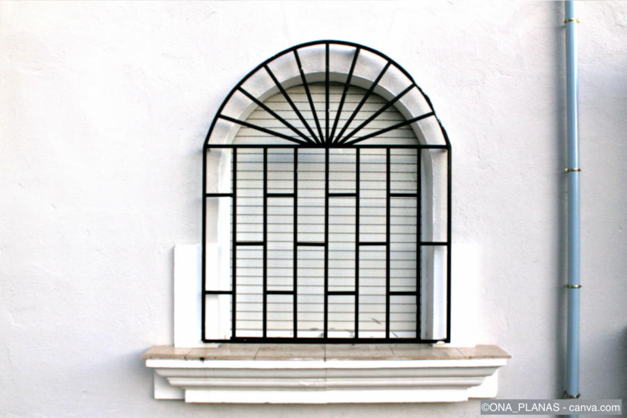 Fenster mit Fenstergitter