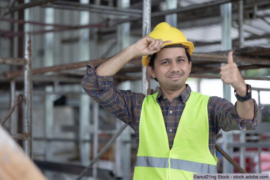 Handwerker zeigt Daumen nach oben