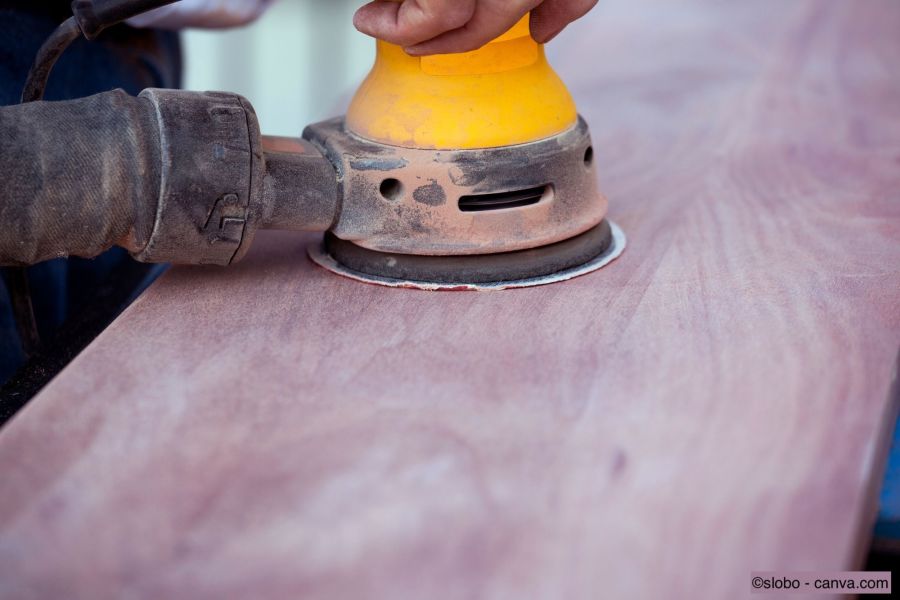 Holz wird mit einer Schleifmaschine bearbeitet