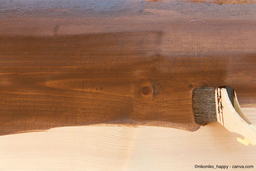 Holzfassade wird mit einer Holzschutzlasur angestrichen