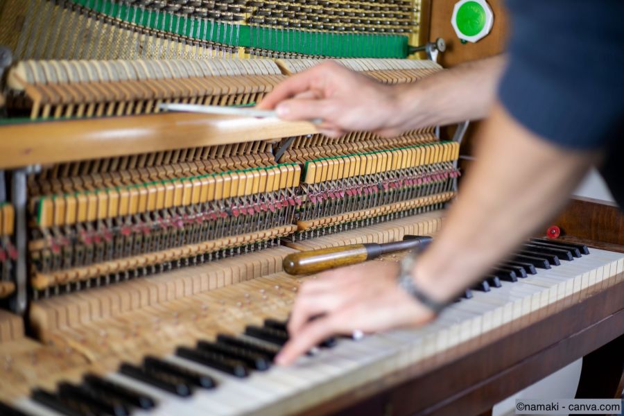 Fachmann reguliert Klavier