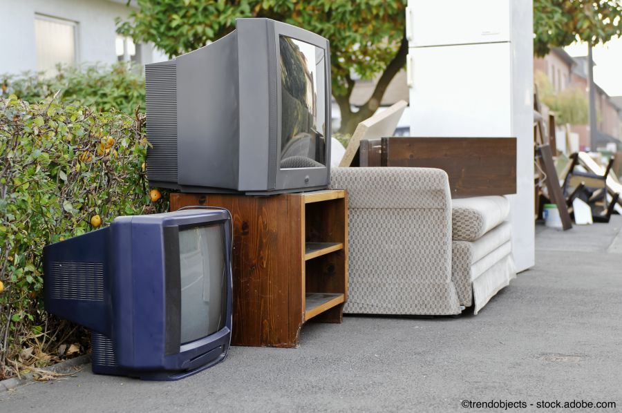 Zwei alte Röhrenfernseher entsorgen