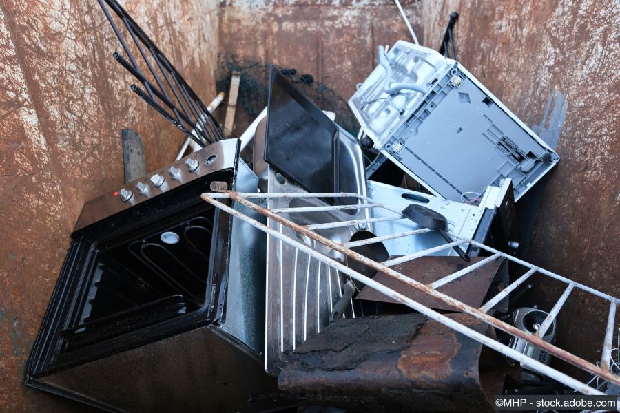 Metall und Elektroschrott in einem Container