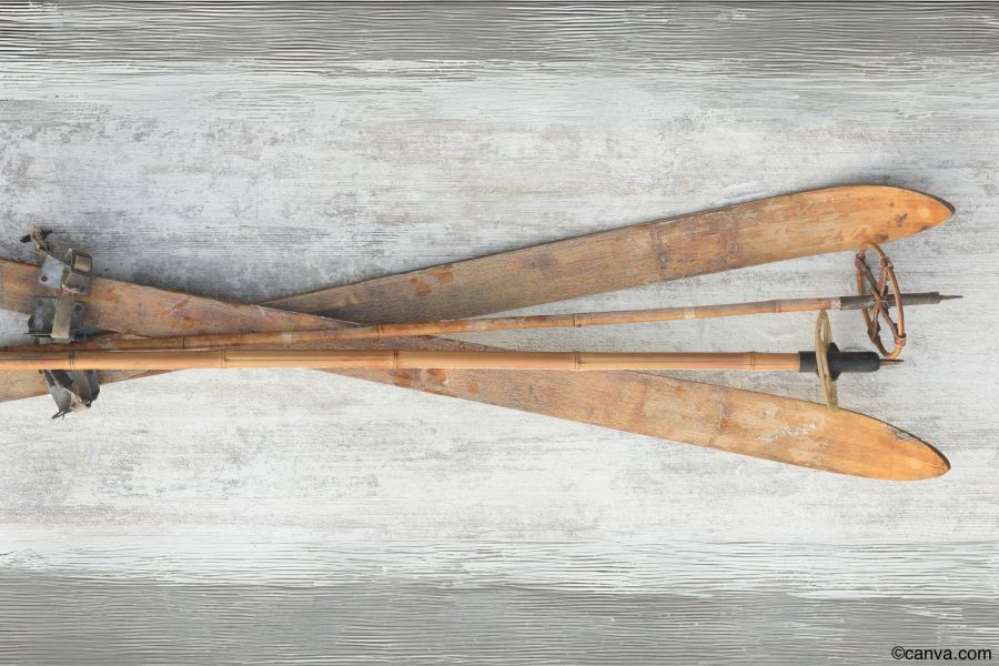 Alte Skier aus Holz