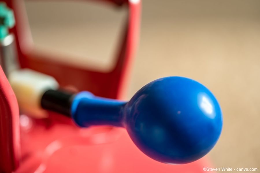 Heliumflasche bläst Luftballon auf