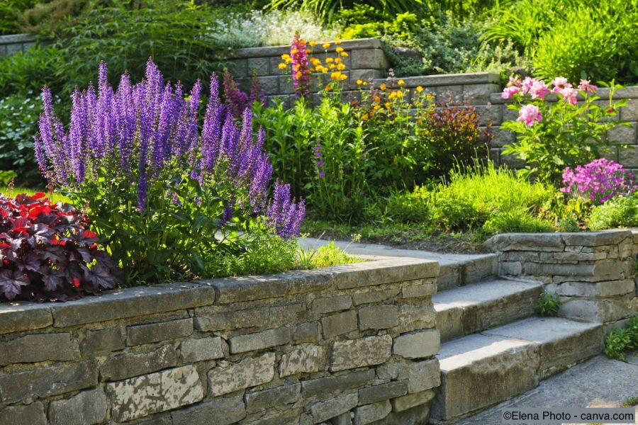 Bruchsteinmauer mit Blumenbeet