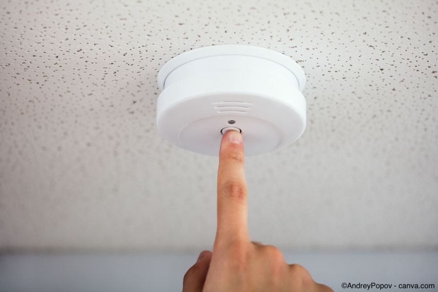 Rauchmelder-Prüfung durch Drücken des Testknopfs