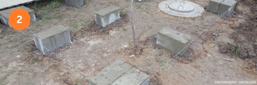 Fundamente aus Betonsteinen für die Terrasse vorbereiten