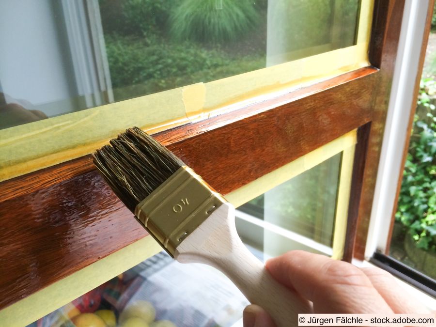 Fensterrahmen aus Holz streichen