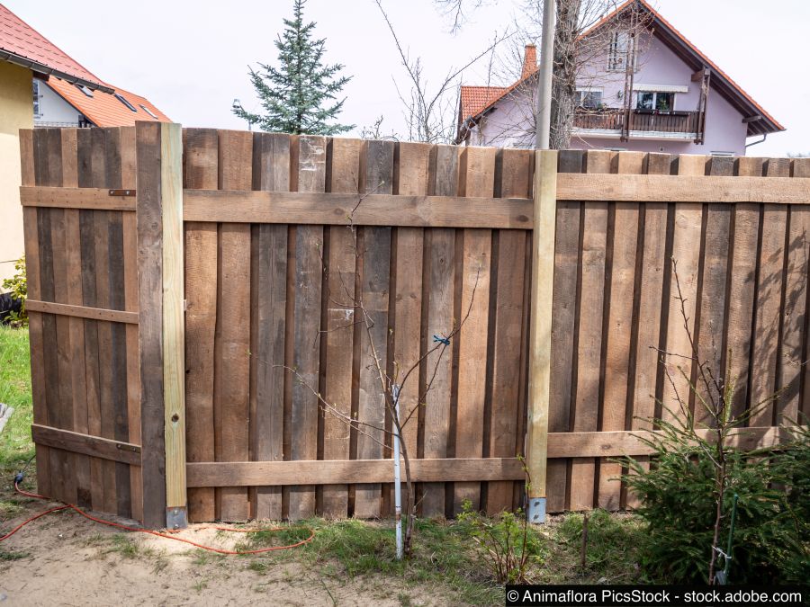 Neuer Zaun wird um Grundstück gebaut