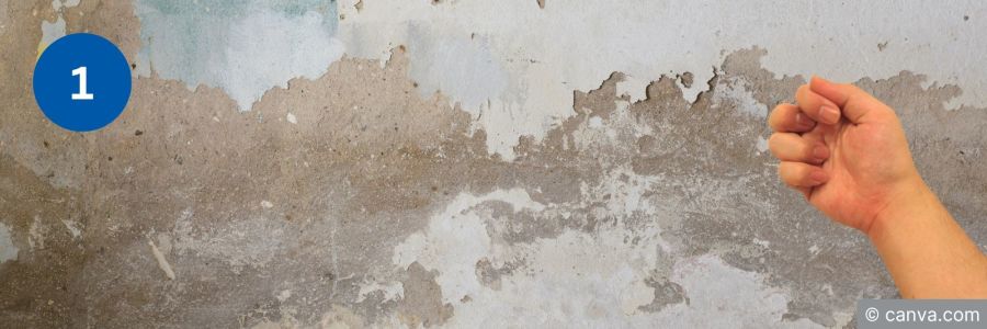 Abblätternder, beschädigter Putz an Aussenwand vor Sanierung