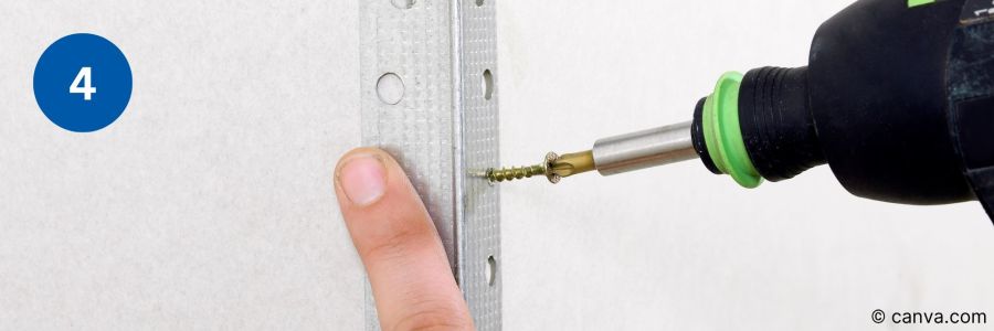 Bohrmaschine setzt Eckschutzschiene an verputzter Wand
