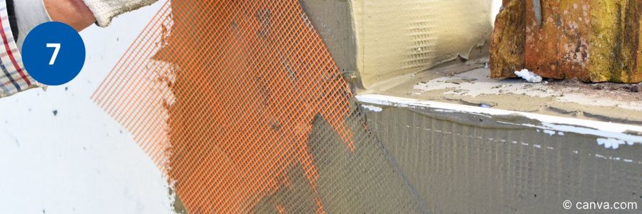 Arbeiter strukturiert frischen Fassadenputz mit Reibebrett