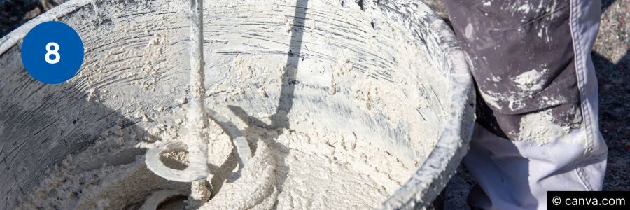 Maurer verputzt Aussenwand mit Kelle und Mörtel