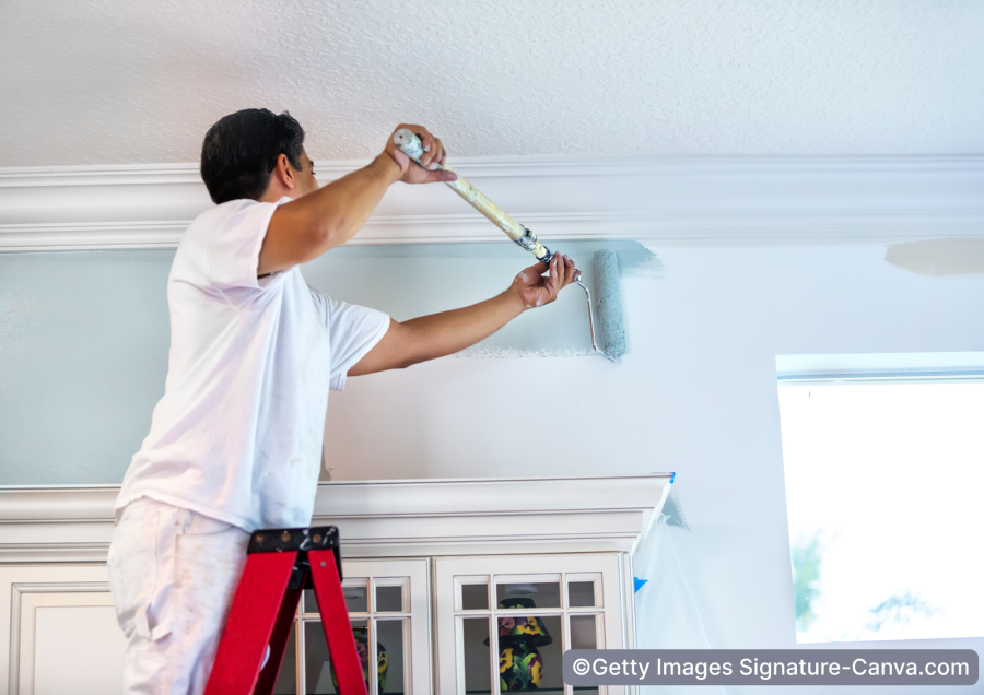 Maler-streicht-Innenwand-mit-der-Farbrolle