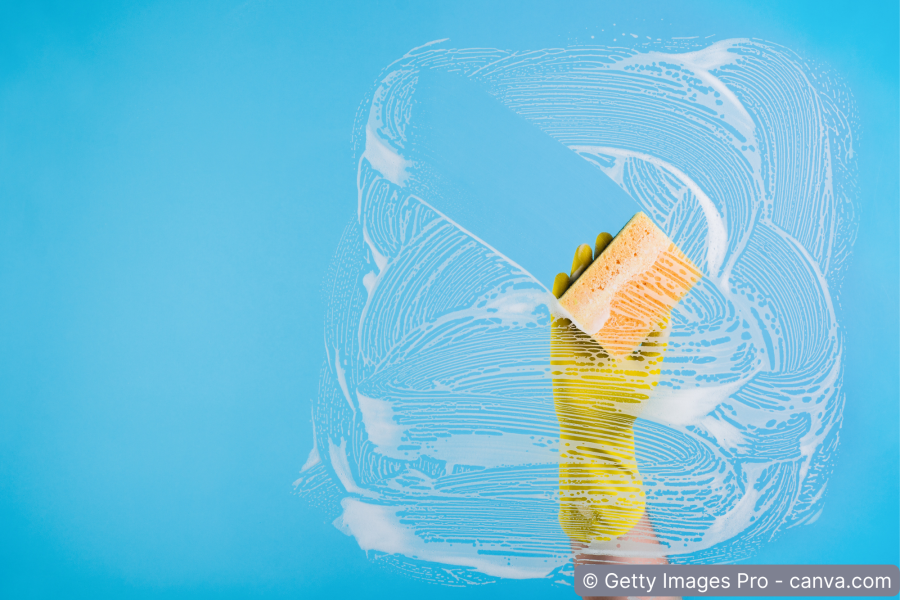 Fensterglas mit Schwamm putzen