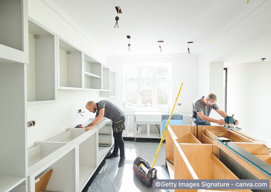 Handwerker bauen Küchenschränke ein