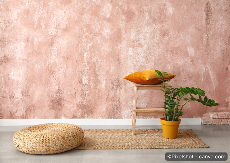 Puff und Bastteppich vor lachsrosa gefaerbter wand