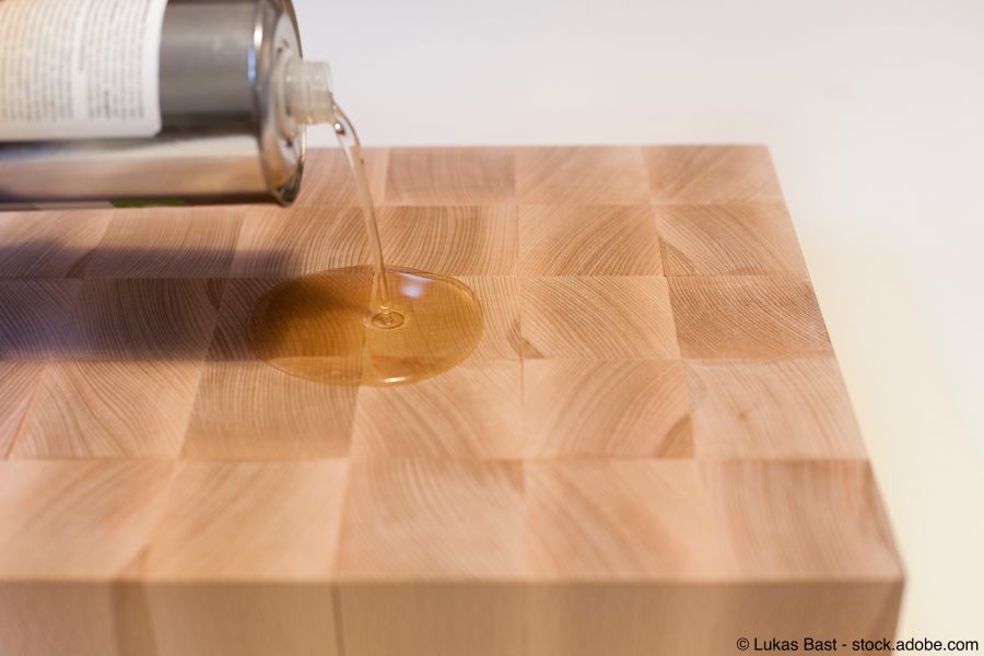 Auftragen von Holzpflegeöl auf Parkettboden