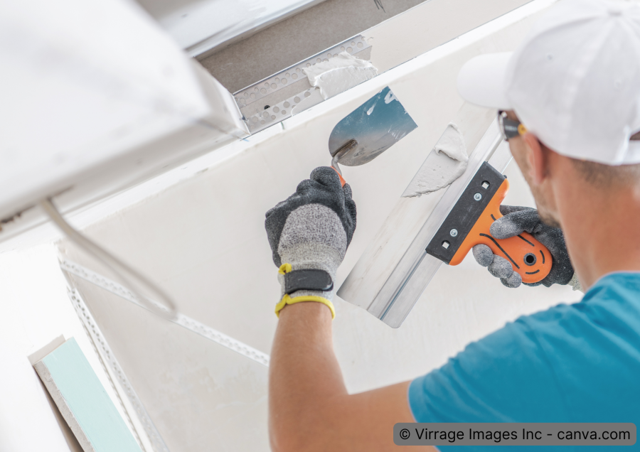 Maler bereitet Gipsdecke fuer den anstrich vor