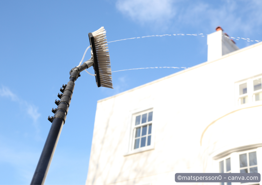 Teleskop-Reinigungssystem wird zur Fassadenreinigung benutzt