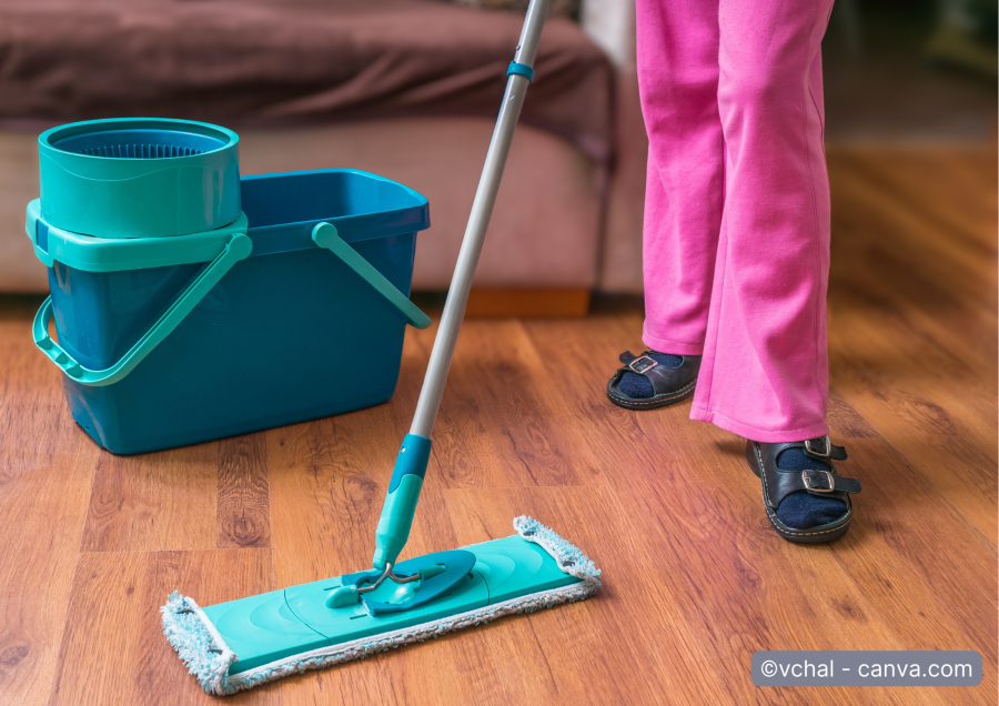 Frau wischt Parkettboden