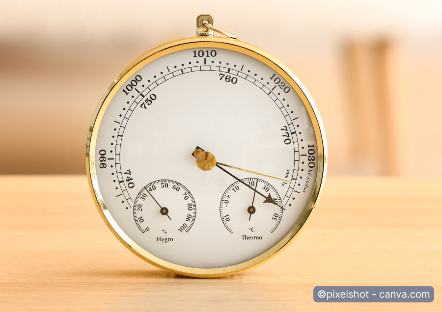 Barometer auf Holztisch