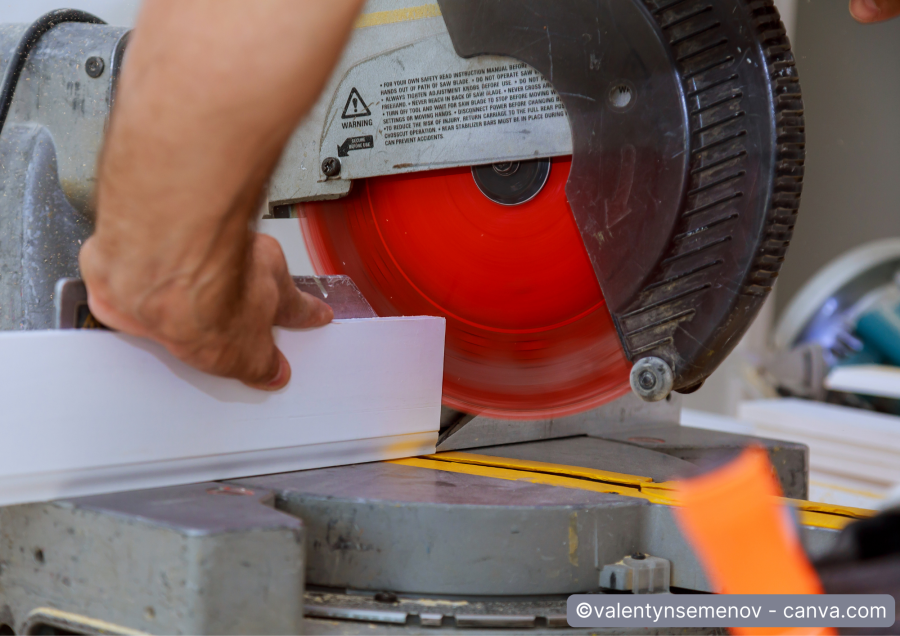 Sockelleiste wird mit Gehrungssaege zugeschnitten