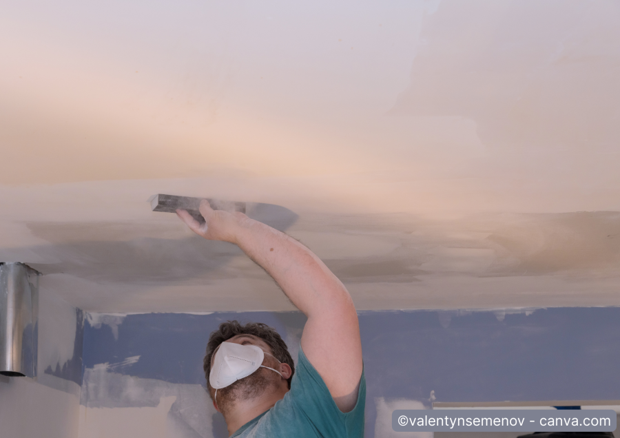 Mann schleift verputzte Decke