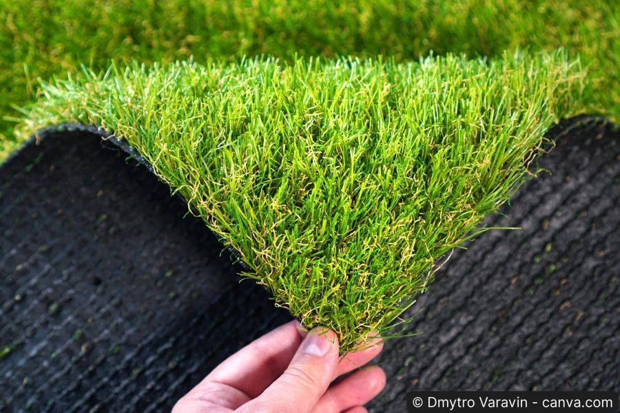Detailaufnahme von Kunstrasen mit sichtbarer Grasstruktur