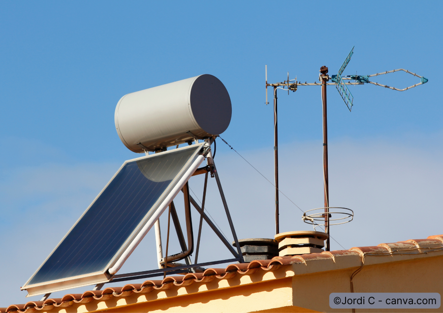 Solarthermieanlage auf dem Dach fuer Warmwasser